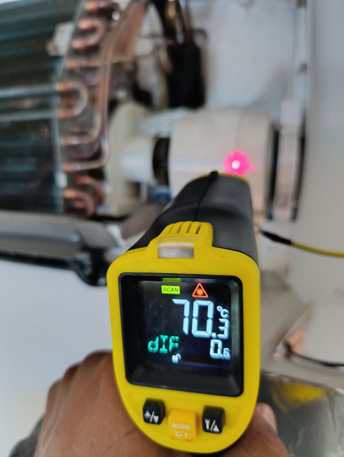 Termómetro infrarrojo midiendo la temperatura de un equipo